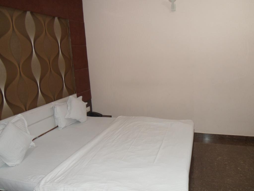 Hotel Silver Plaza Ahmadábád Szoba fotó