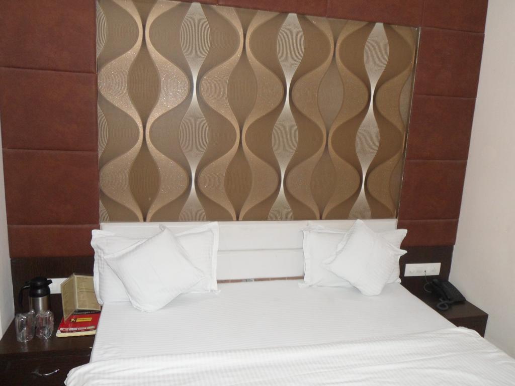 Hotel Silver Plaza Ahmadábád Szoba fotó
