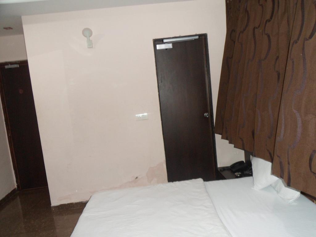 Hotel Silver Plaza Ahmadábád Szoba fotó