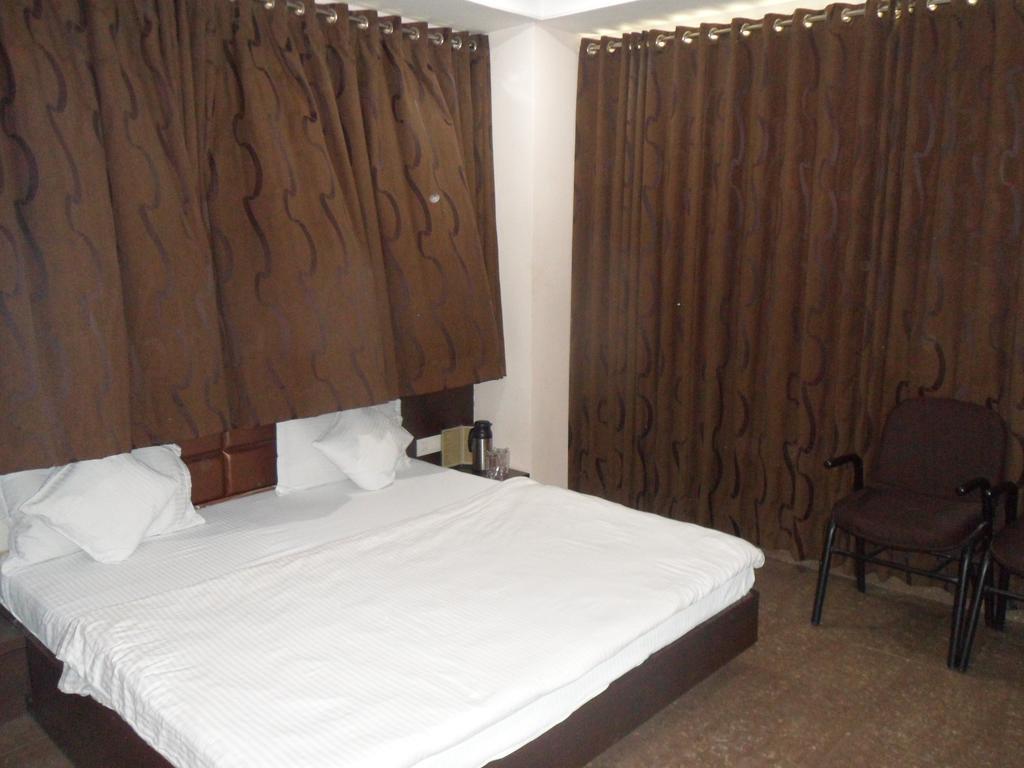 Hotel Silver Plaza Ahmadábád Szoba fotó